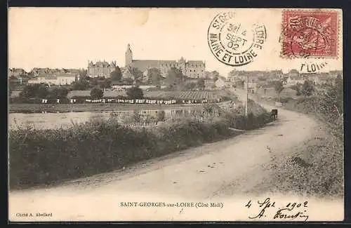 AK Saint-Georges-sur-Loire, Vue du village et du chemin rural avec cheval