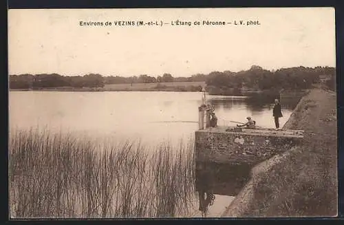 AK Vézins, L`Étang de Péronne avec pêcheurs sur le rivage