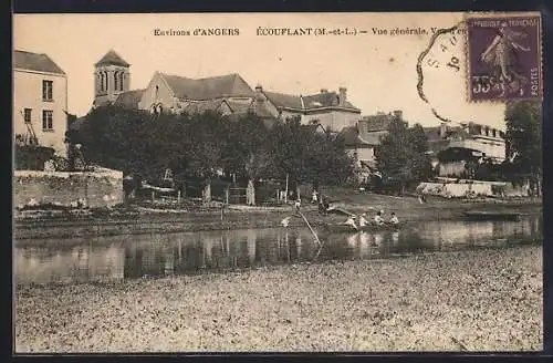 AK Écouflant, Vue générale du village près de la rivière