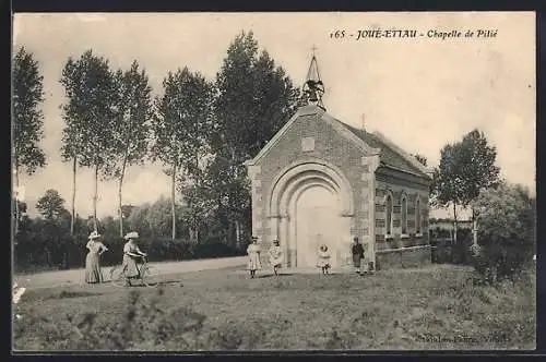 AK Joué-Étiau, Chapelle de Pitié et promeneurs en vélo et à pied