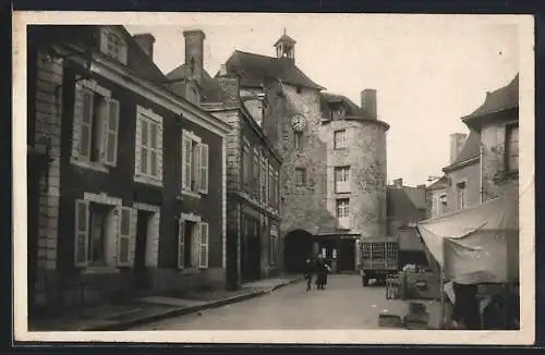 AK Pouancé, Tour de l`Horloge et rue animée