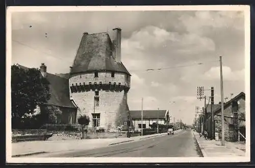 AK Les Ponts-de-Cé, Le château et la rue adjacente