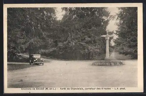 AK Baugé, Forêt de Chandelais, carrefour des 8 routes avec voiture ancienne