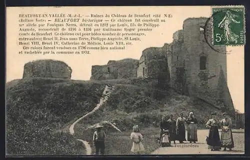 AK Beaufort-en-Vallée, Ruines du Château de Beaufort côté N.E. avec personnages devant le site historique