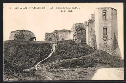 AK Beaufort-en-Vallée, Ruines du Vieux Château