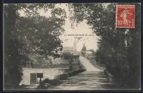 AK Toutlemonde, L`entrée du village avec route bordée d`arbres