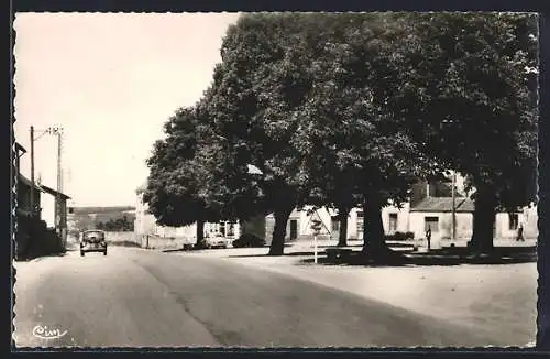 AK La Varenne, La Place avec arbres et voiture ancienne