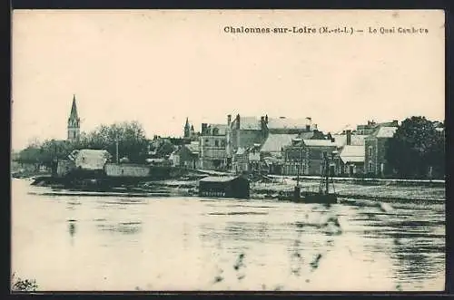 AK Chalonnes-sur-Loire, Le Quai Gambetta et vue sur les bâtiments en bord de Loire