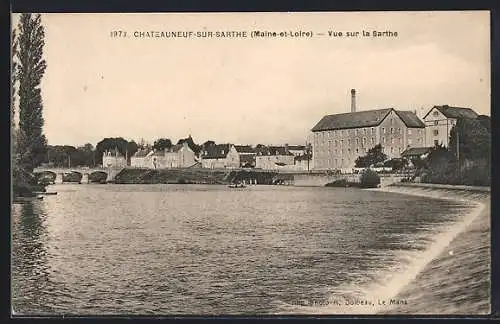 AK Châteauneuf-sur-Sarthe, Vue sur la Sarthe et le pont en arrière-plan