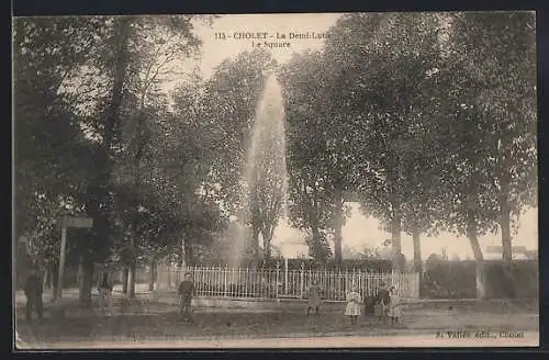 AK Cholet, La Demi-Lune, Le Square avec fontaine et arbres majestueux