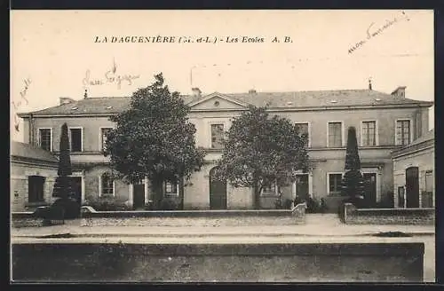 AK La Daguenière, Les Écoles et arbres devant l`entrée