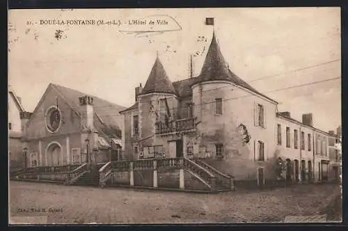 AK Doué-la-Fontaine, L`Hôtel de Ville et l`église adjacente