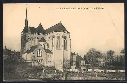 AK Le Lion-d`Angers, L`église majestueuse et son environnement paisible