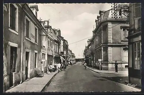 AK Lion-d`Angers, Rue du Général-Leclerc animée avec passants et bâtiments élégants