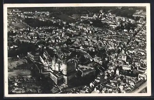 AK Saumur, Vue aérienne du château et de la ville