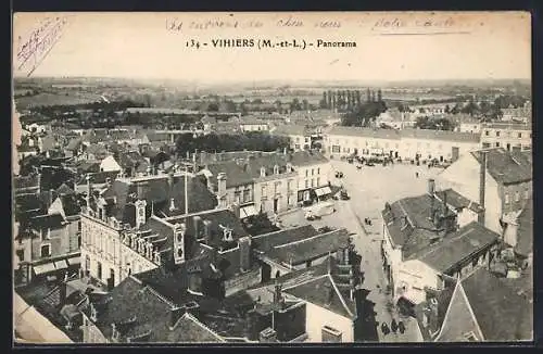 AK Vihiers, Panorama de la ville avec place animée et paysage environnant