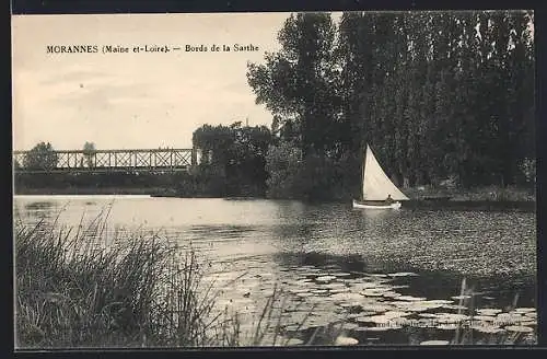 AK Morannes, Bords de la Sarthe avec voile et pont métallique en arrière-plan