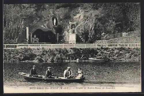 AK Montreuil-sur-Maine, Grotte de Notre-Dame de Lourdes et barque sur la rivière