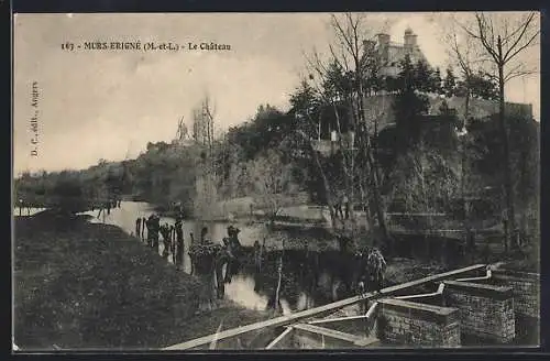 AK Murs-Erigné, Le Château et le ruisseau avec figures au bord de l`eau