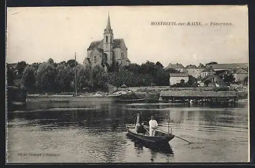 AK Montreuil-sur-Maine, Panorama avec l`église au bord de la rivière et un bateau à rames