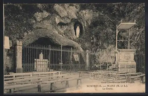 AK Montreuil-sur-Maine, La Grotte avec statue et bancs pour les visiteurs