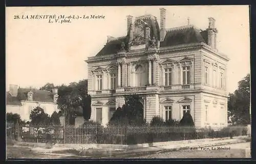 AK La Ménitré, La Mairie avec jardin et clôture élégante