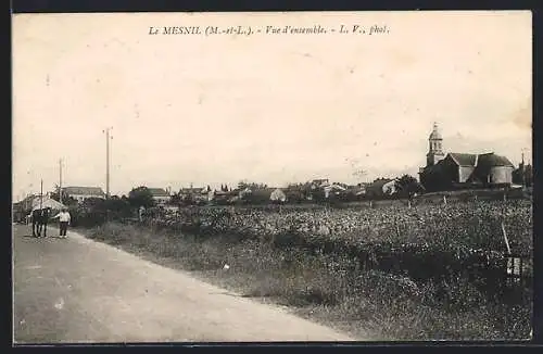 AK Le Mesnil, Vue d`ensemble du village avec église et campagne environnante