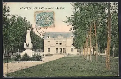 AK Montreuil-Bellay, Le Mail et le monument au centre de l`allée