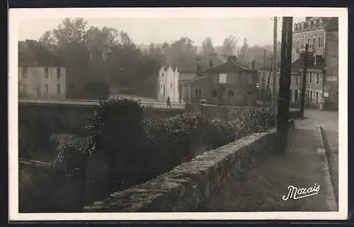 AK Montfaucon-sur-Moine, Le Pont du Moine et vue du village en arrière-plan