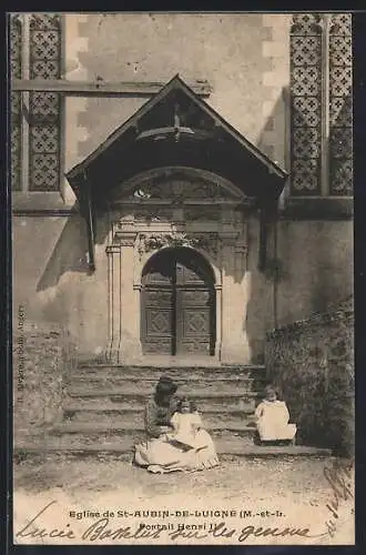 AK Saint-Aubin-de-Luigné, Église de St-Aubin-de-Luigné et enfants sur les marches