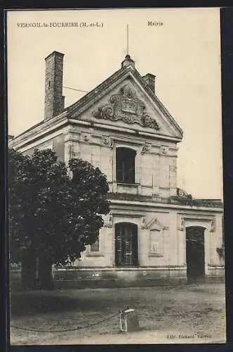 AK Vernoil-le-Fourrier, Facade de la mairie avec arbre devant l`entrée