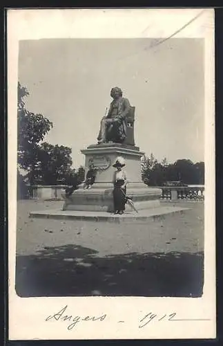 AK Angers, Statue d`un homme assis dans un parc avec visiteurs