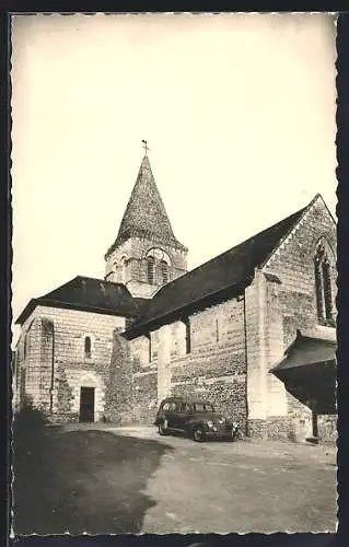 AK Cuon, Le vieux clocher du XIIe siècle et voiture ancienne devant l`église