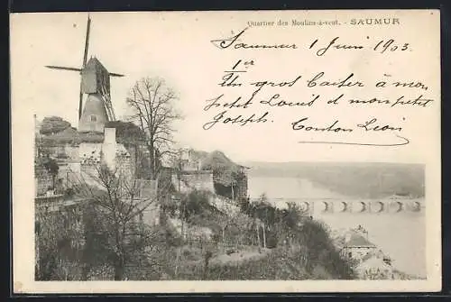 AK Saumur, Quartier des Moulins-à-vent avec vue sur le moulin et la rivière