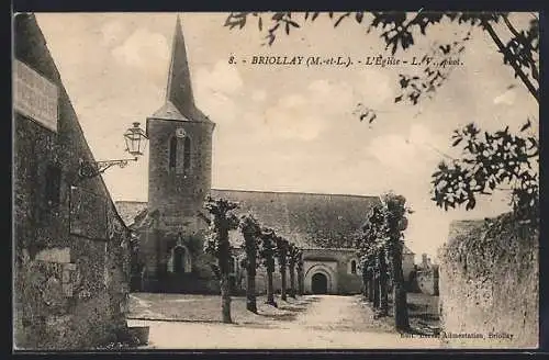 AK Briollay, L`Église et son allée d`arbres