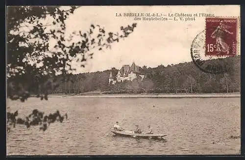 AK La Breille, Le Château et l`Étang des Hautbelles avec rameurs en barque