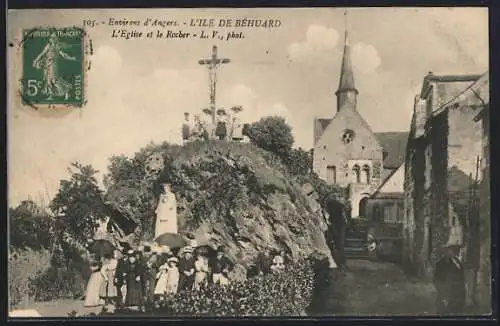 AK Béhuard, L`Église et le Rocher avec groupe de personnes devant