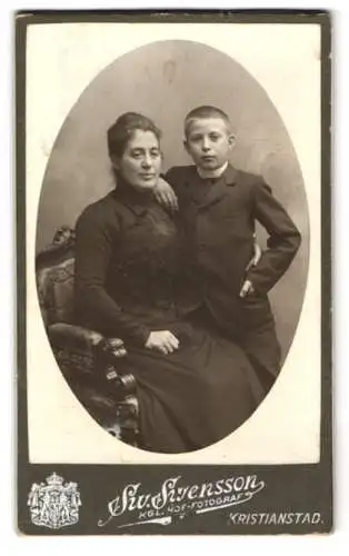 Fotografie Sw. Svensson, Kristianstad, Fisktorget 222 A, Mutter mit Sohn in feierlicher Pose