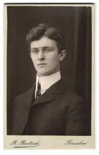 Fotografie R. Bertuch, Prenzlau, Stein-Str. 431, Porträt eines jungen Mannes mit Brille