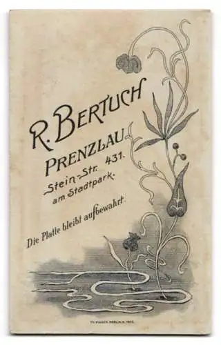 Fotografie R. Bertuch, Prenzlau, Stein-Str. 431, Porträt eines jungen Mannes mit Brille