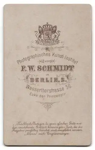 Fotografie F. W. Schmidt, Berlin, Wasserthorstrasse 56, Dame im eleganten Kleid mit Blumenstrauss