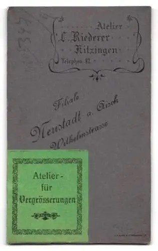 Fotografie L. Riederer, Kitzingen, Bismarckstrasse, Porträt eines Kleinkinds auf einem Fell