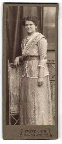 Fotografie Fritz Juhl, Naumburg a/S, Ganzkörperporträt einer Frau in elegantem Kleid