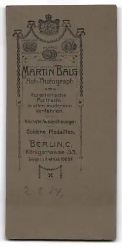 Fotografie Martin Balg, Berlin, Königstrasse 33, Dame in zeitgenössischer Kleidung