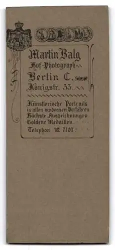 Fotografie Martin Balg, Berlin, Königsstr. 33, Porträt eines Kindes mit Reifen