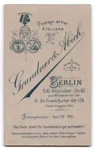 Fotografie Grundner &amp Abich, Berlin, Köpenicker-Str. 62, Junger Mann im Anzug an steinernem Geländer