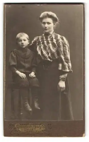 Fotografie Giselsons Atelier, Gefle, Nygatan 39, Frau mit kleinem Jungen