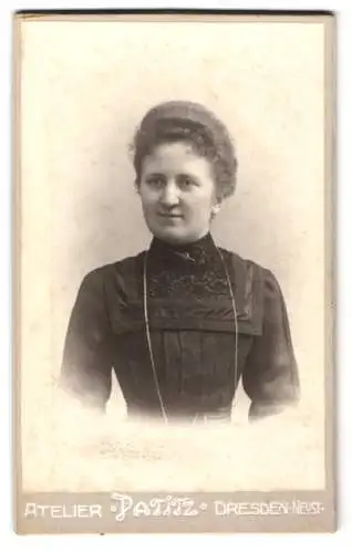 Fotografie Patitz, Dresden-Neustadt, Portrait einer Dame in eleganter Kleidung