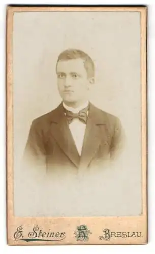 Fotografie E. Steiner, Breslau, Jüdenstrasse 1, Porträt eines eleganten jungen Mannes