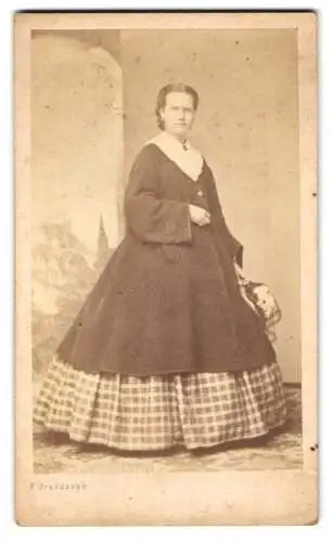 Fotografie F. Brandseph, Stuttgart, Frau im karierten Kleid